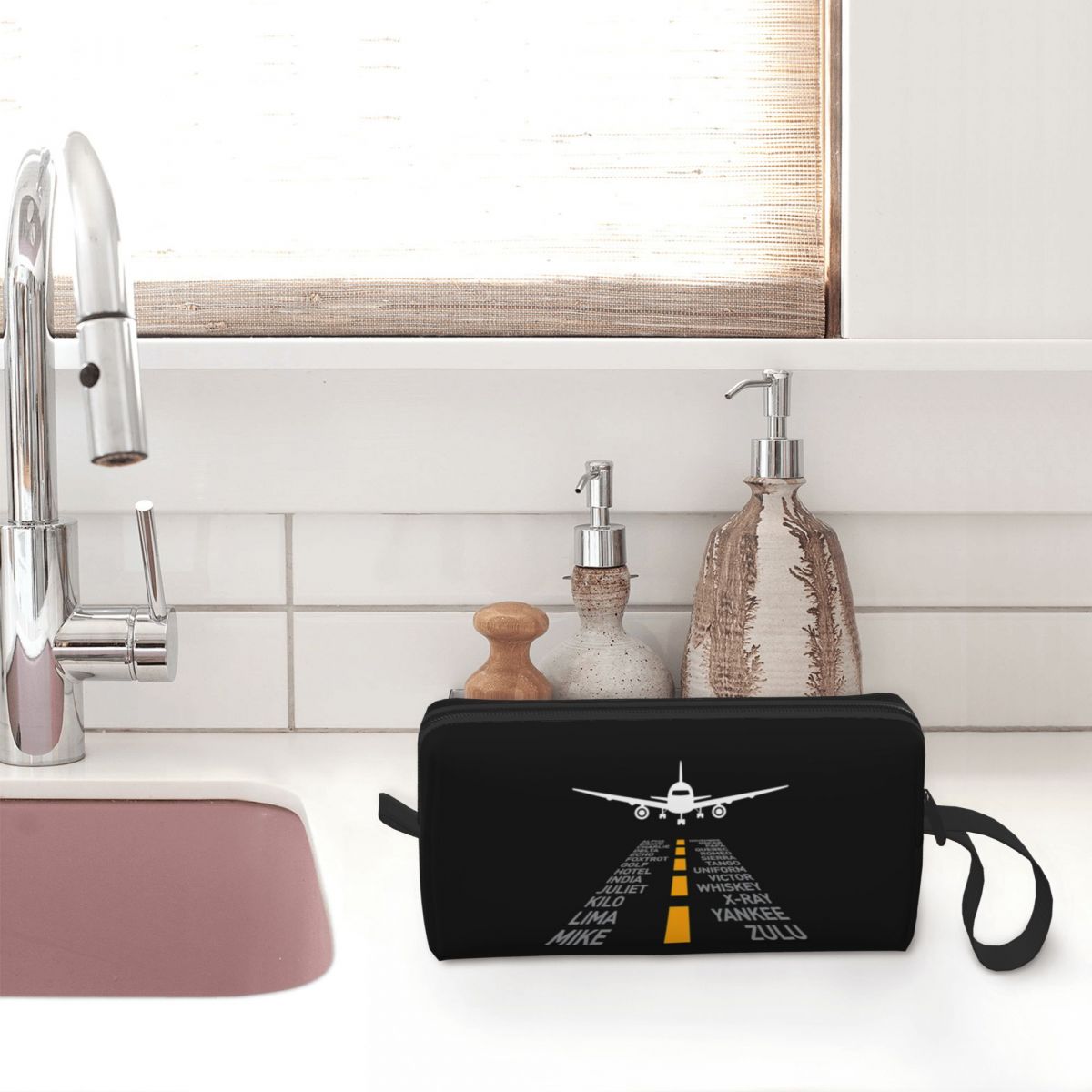 Hadiah Pilot Pesawat Tas Kosme - Beauty Runway Makeup ulasan dan harga